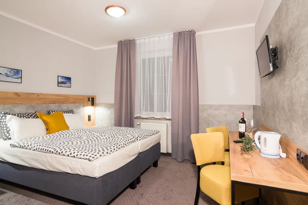 Wnętrze pokoju dwuosobowego o nastrojowym klimacie.