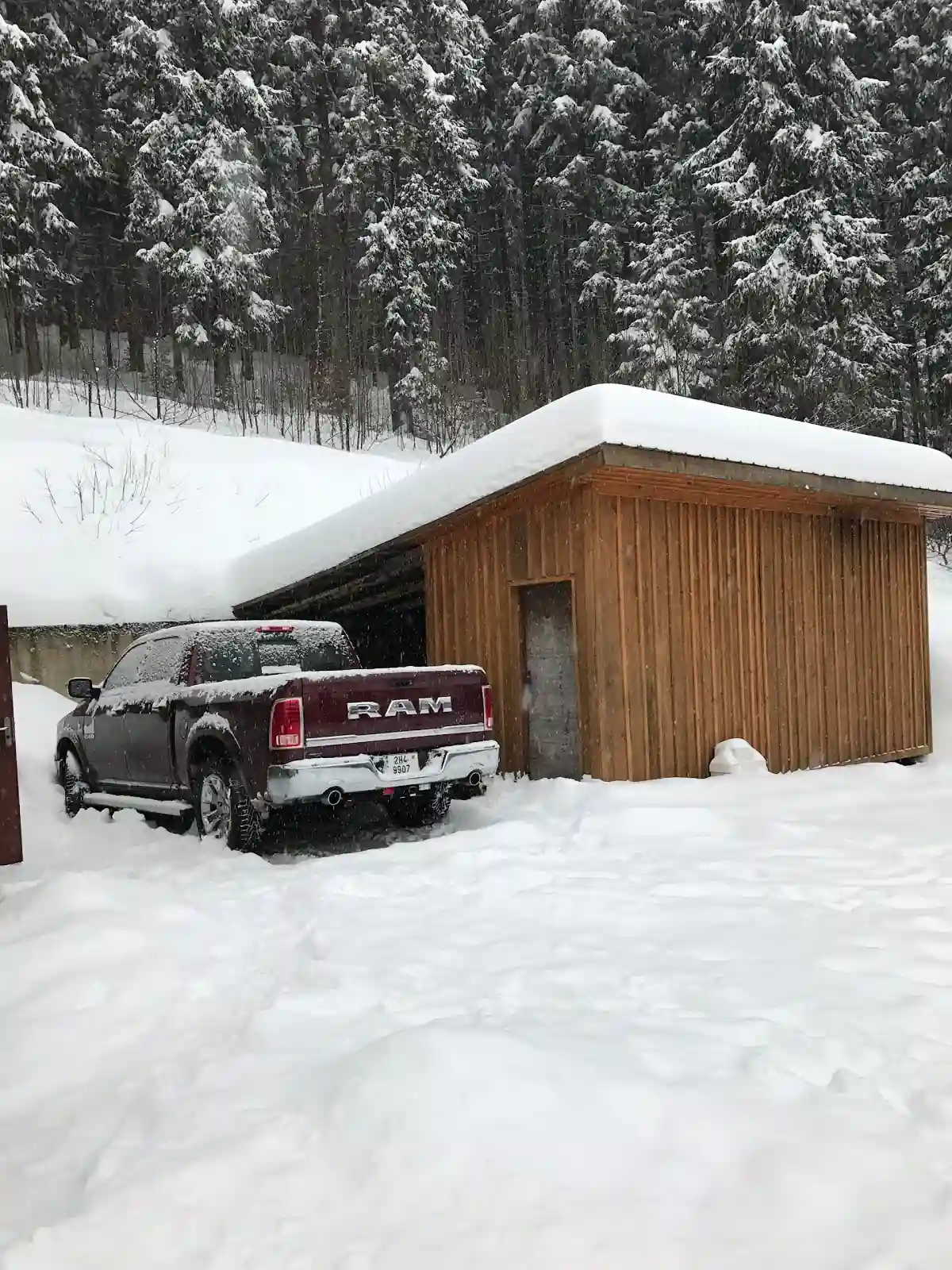 Drewniana wiata wypoczynkowa przy pensjonacie Jílovanka w zimowej scenerii.