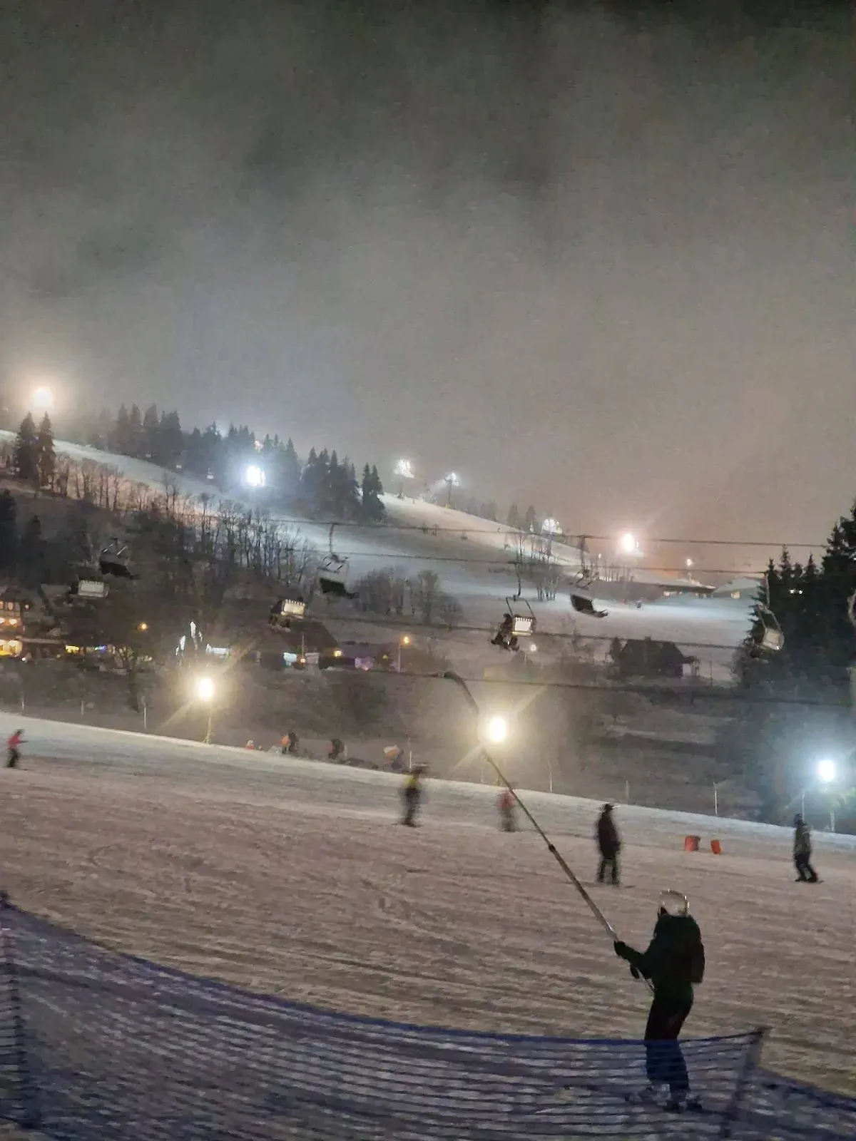 Nastrojowo oświetlona stacja wyciągu Diament w Zieleńcu po zmroku.