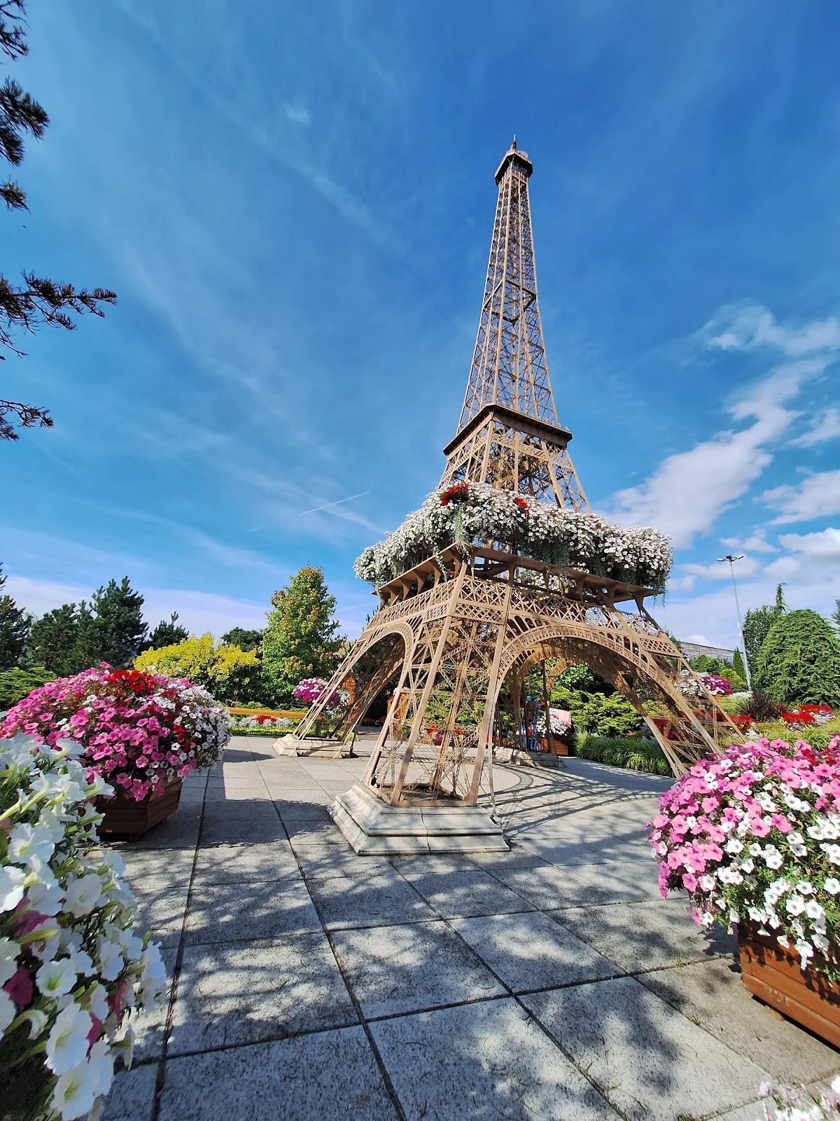 Miniatura Wieży Eiffla w parku miniatur.