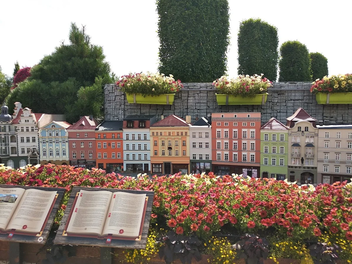 Zabudowania pałacowe w skali miniaturowej.