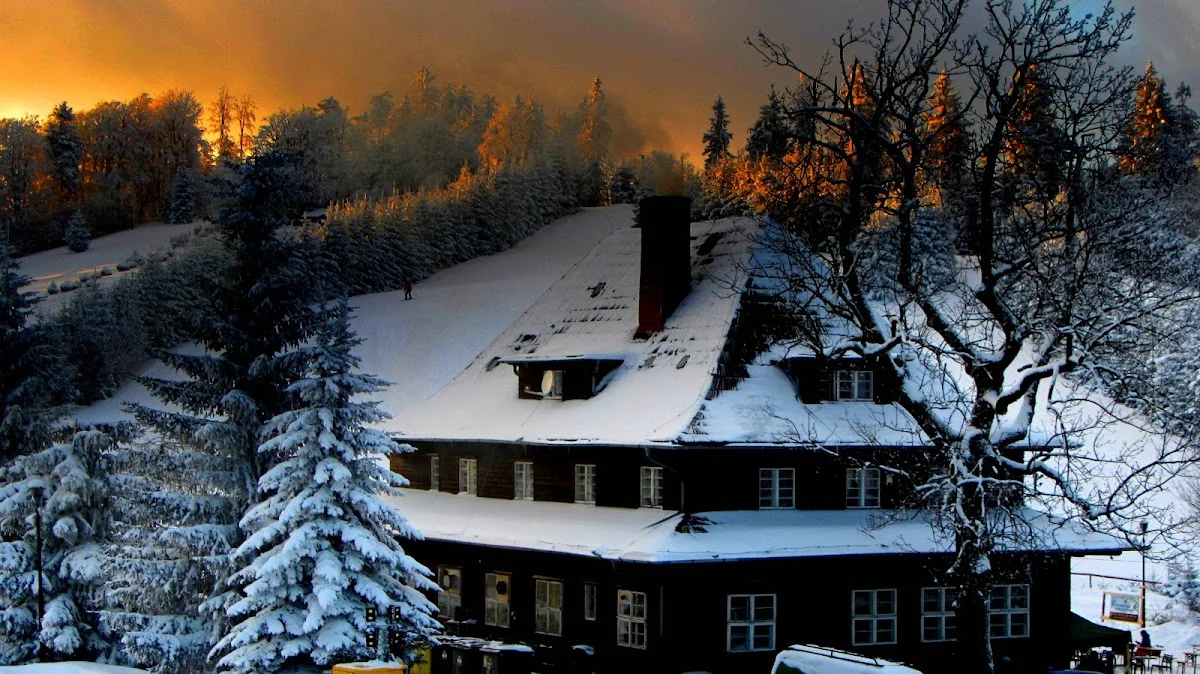 Zabudowania w dolinie górskiej w świetle dziennym.