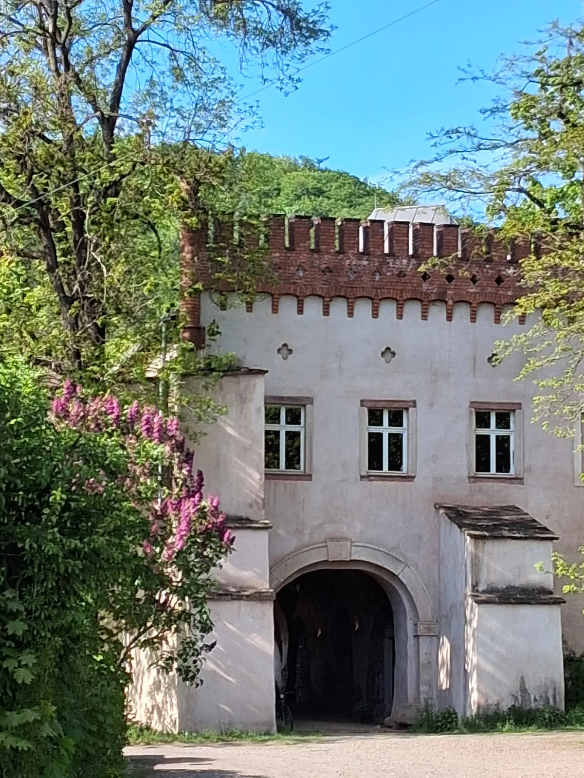 Wieża obronna w zabytkowej architekturze zamkowej.
