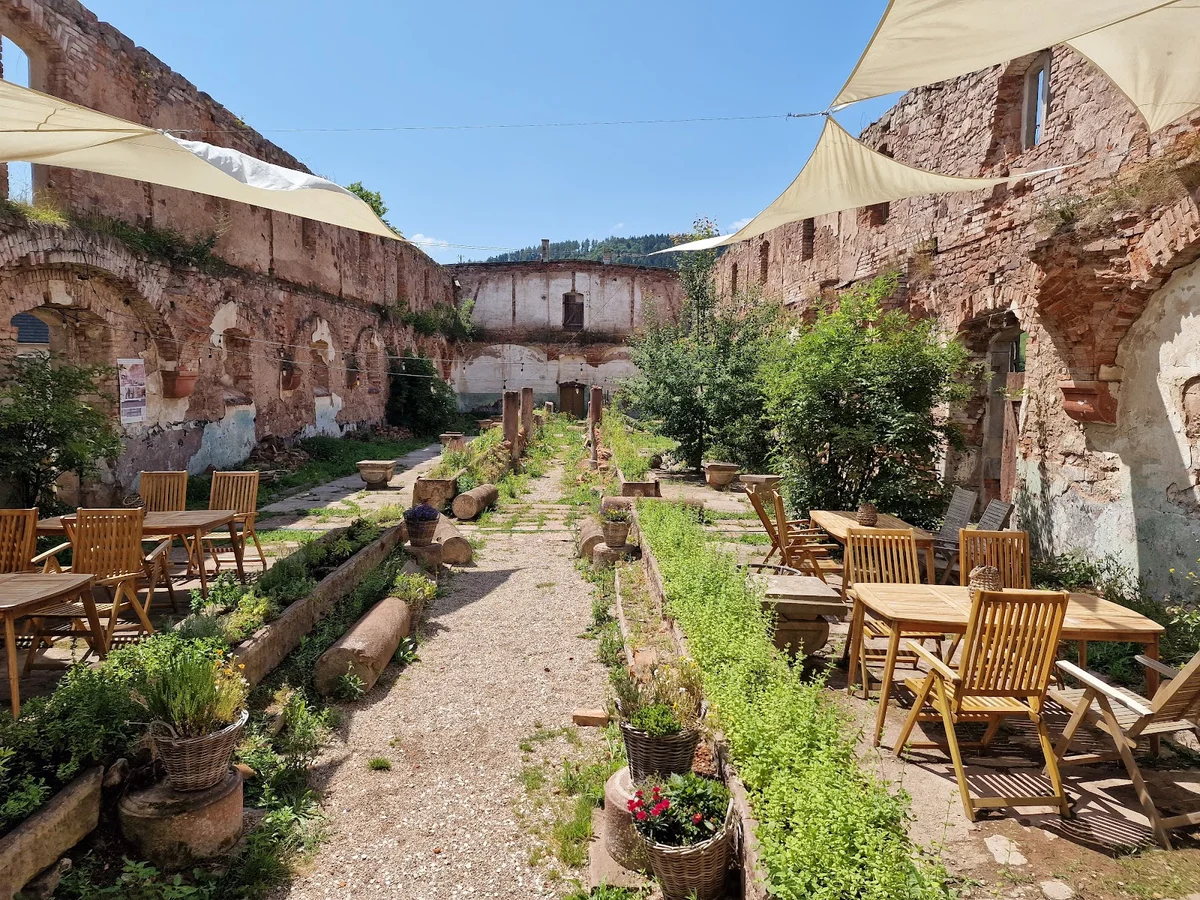 Dziedziniec ruin z łukami i wejściami.