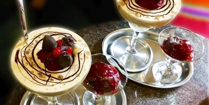 Desery (lody z owocami) serwowane w kawiarni.