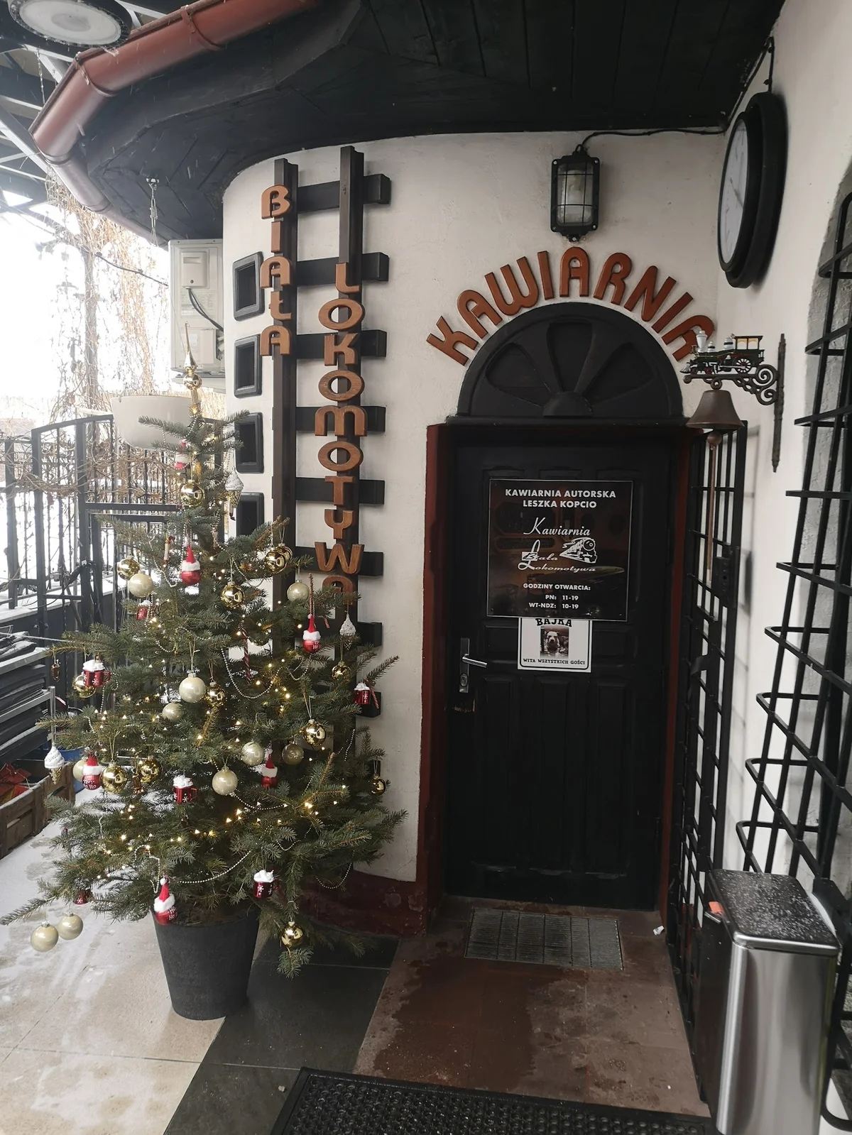 Wejście do małej, klimatycznej kawiarni.