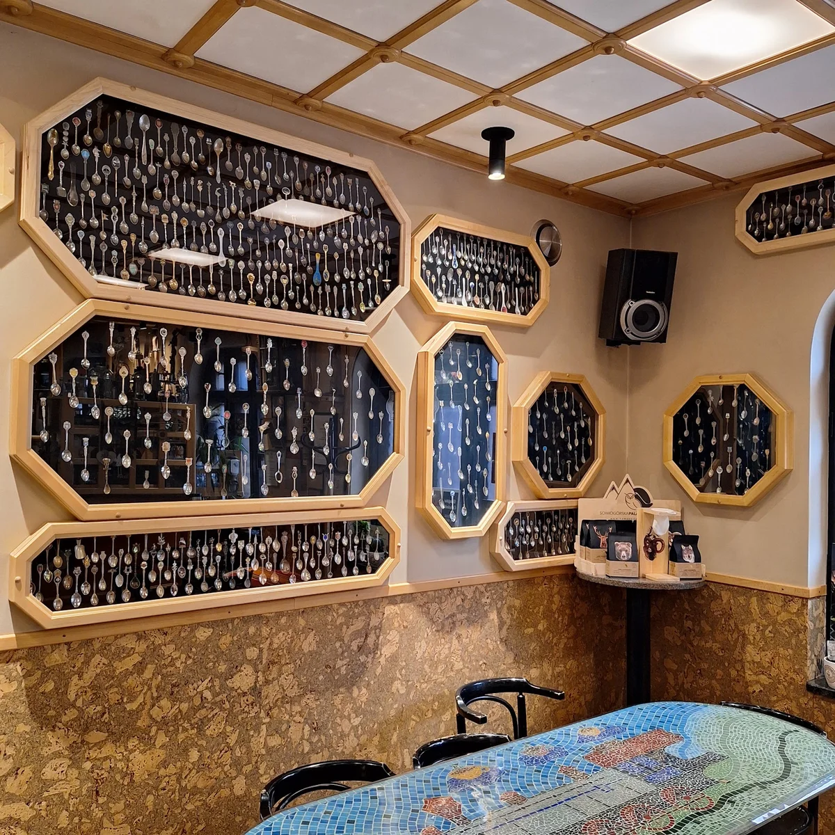 Ściana z tabliczkami lub drobnymi dekoracjami w lokalu.