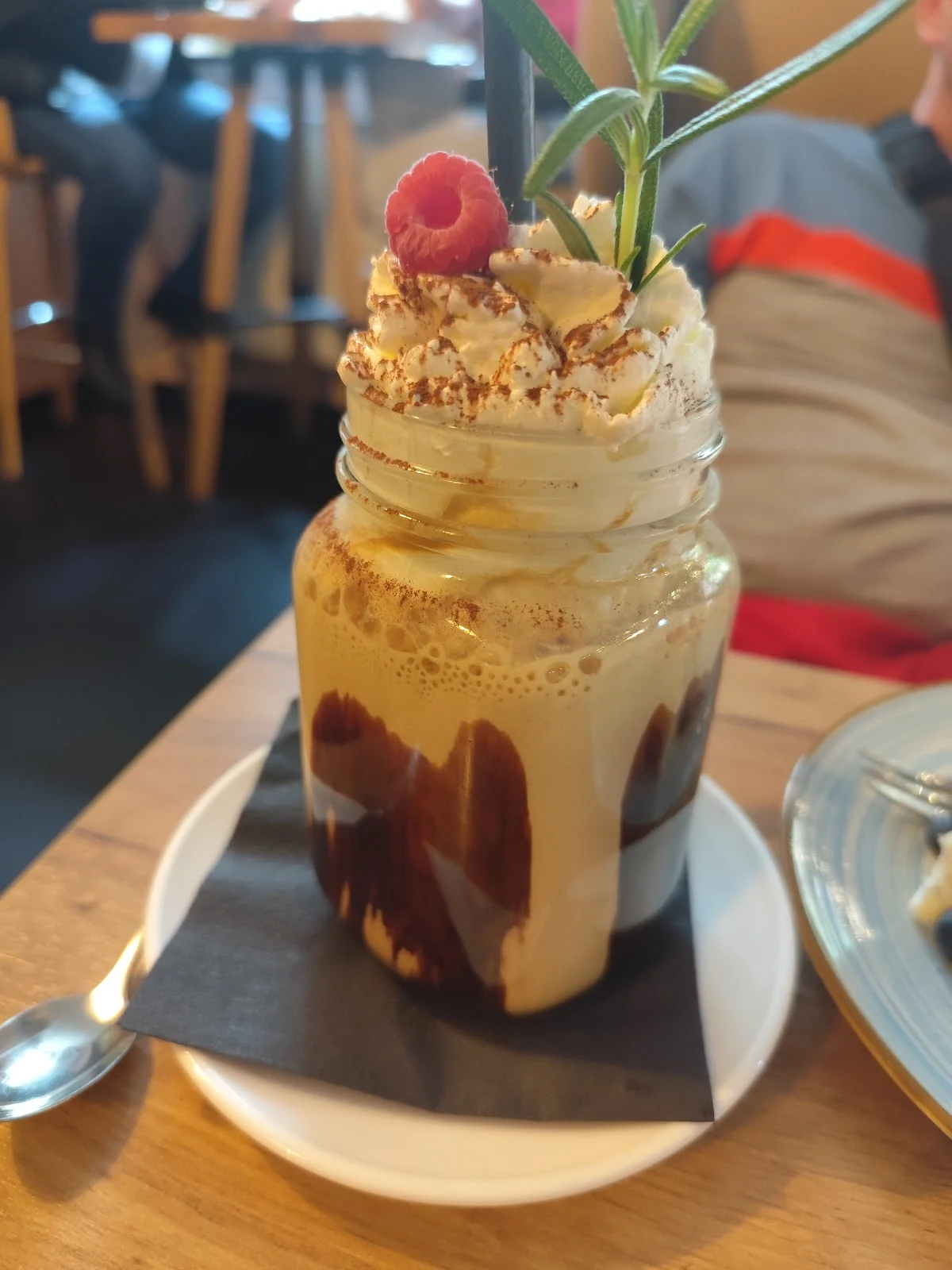 Efektowny deser z karmelem i owocami.