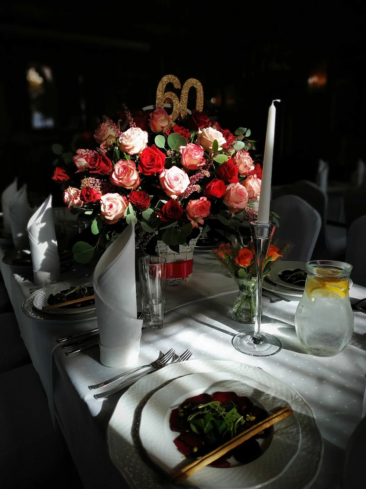 Przygotowany stół na romantyczną kolację przy świecach.