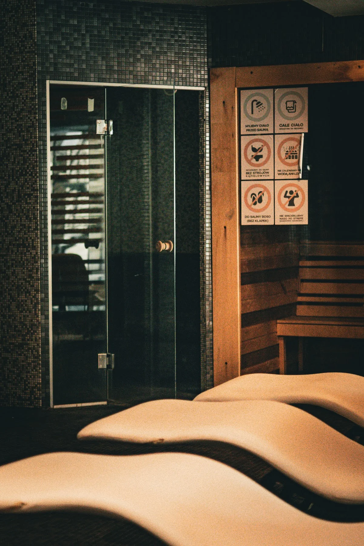 Wąskie, drewniane schody w starym budynku.