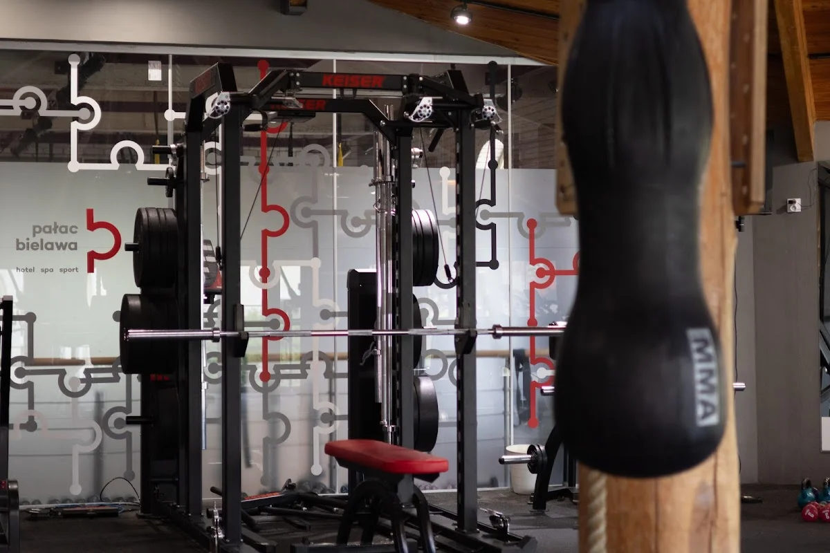 Mała, ale nowoczesna siłownia wewnątrz budynku.