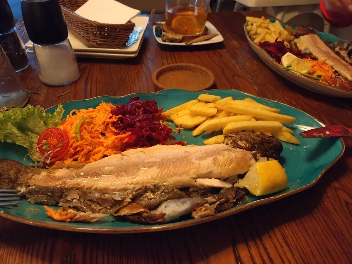 Pieczona ryba podana z warzywami.