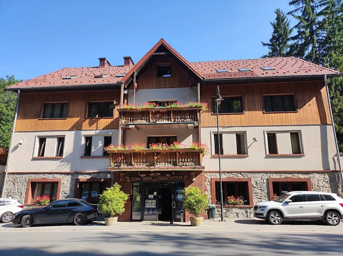 Okazały hotel otoczony górami.