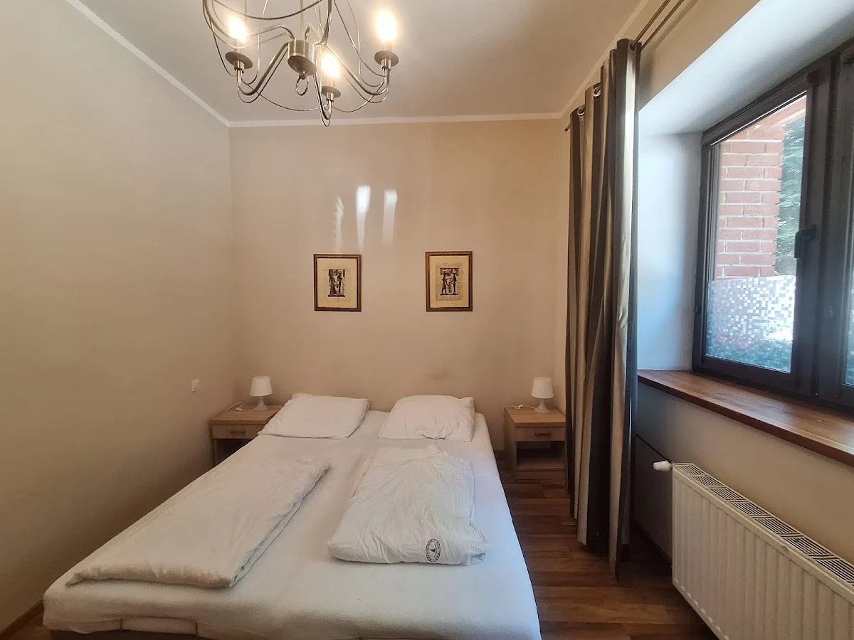 Czysty, biały pokój w pensjonacie.