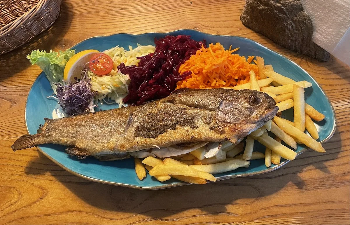 Pstrąg pieczony z frytkami i cytryną.