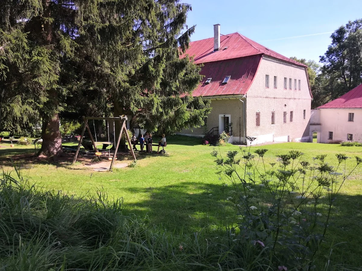 Dom o historycznym charakterze pod lasem o zachodzie słońca pod słońcem.