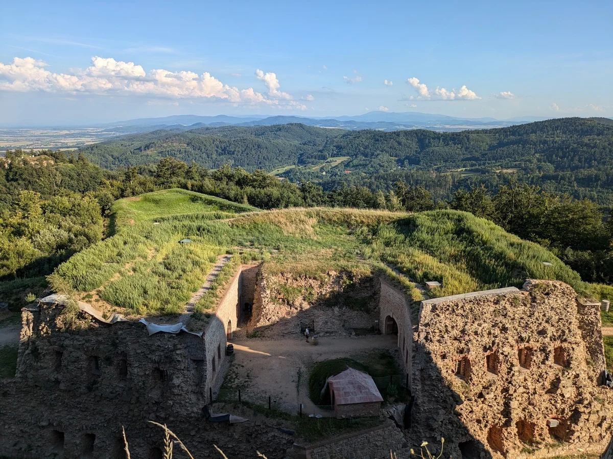 Panoramiczny widok na fortyfikacje obronne pod słońcem pod niebem.