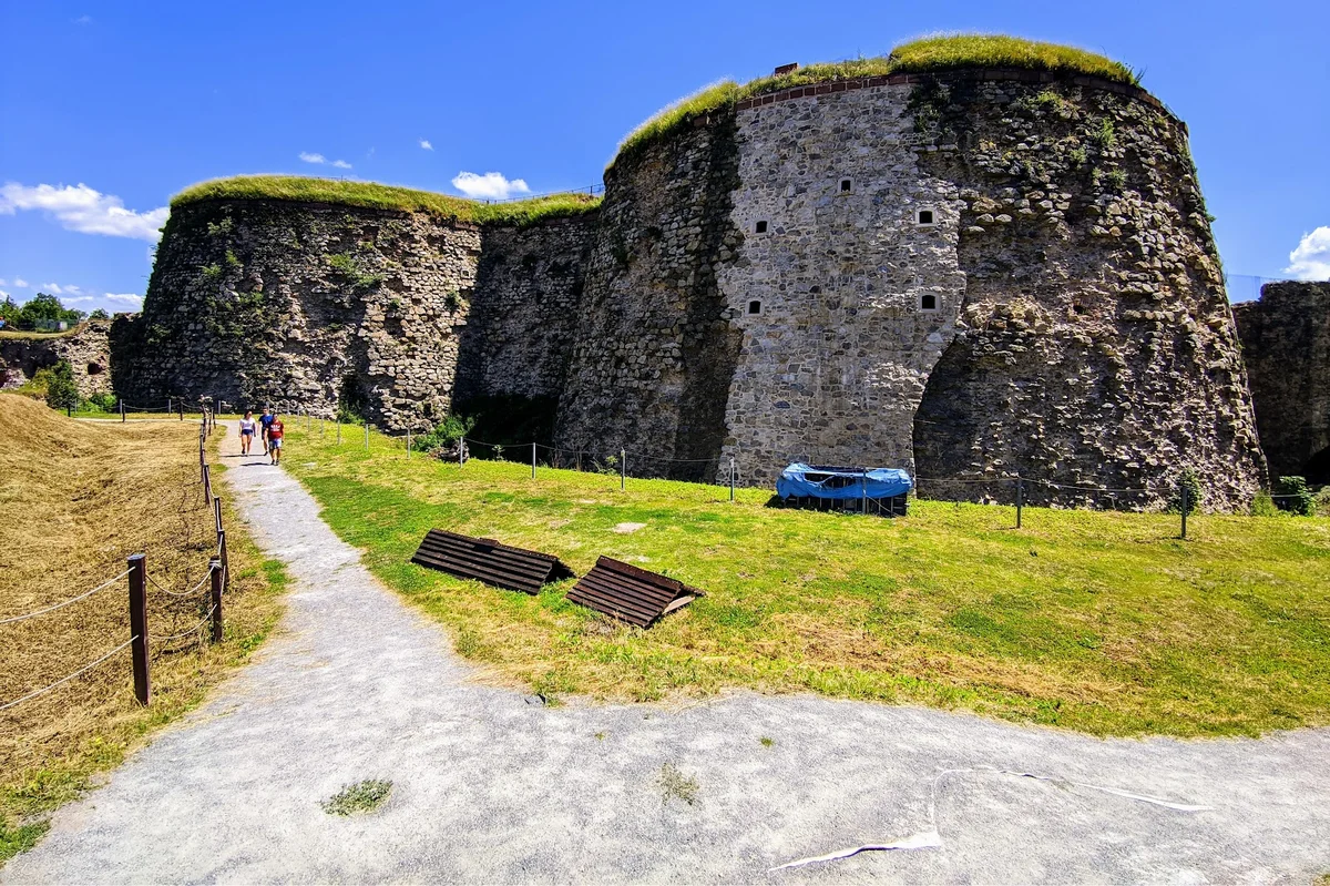 Panoramiczny widok na mury obronne pod niebem pod słońcem.