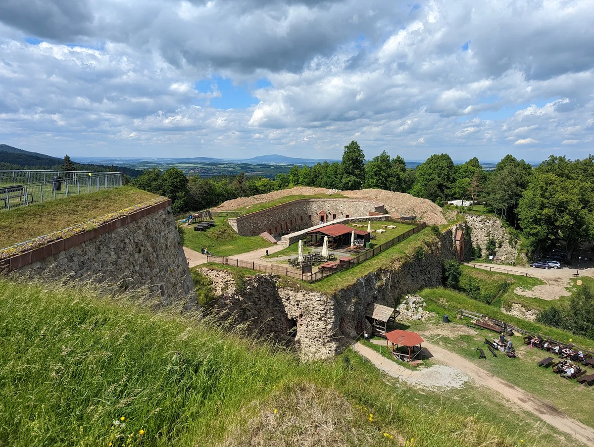 Fragment wejścia do zamku o zabytkowym charakterze pod niebem pod słońcem.