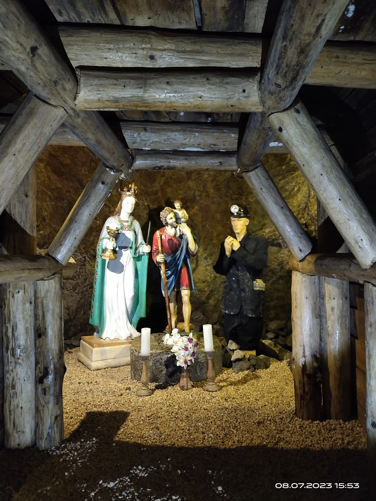 Zabytkowa rzeźba w szofrzastym wnętrzu pod dachem pod dębem.