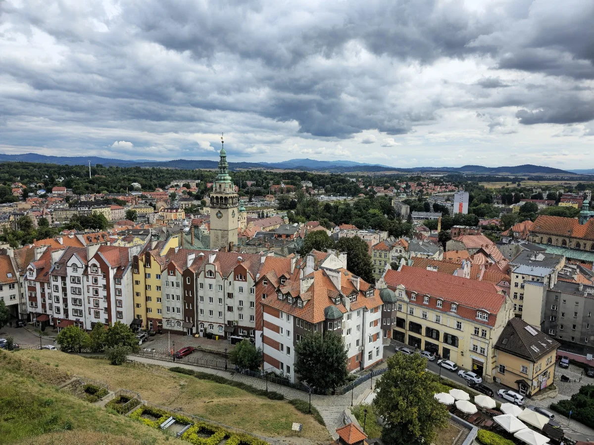 Oświetlony korytarz w kopalni ze złotymi lampami nocą o zmroku.