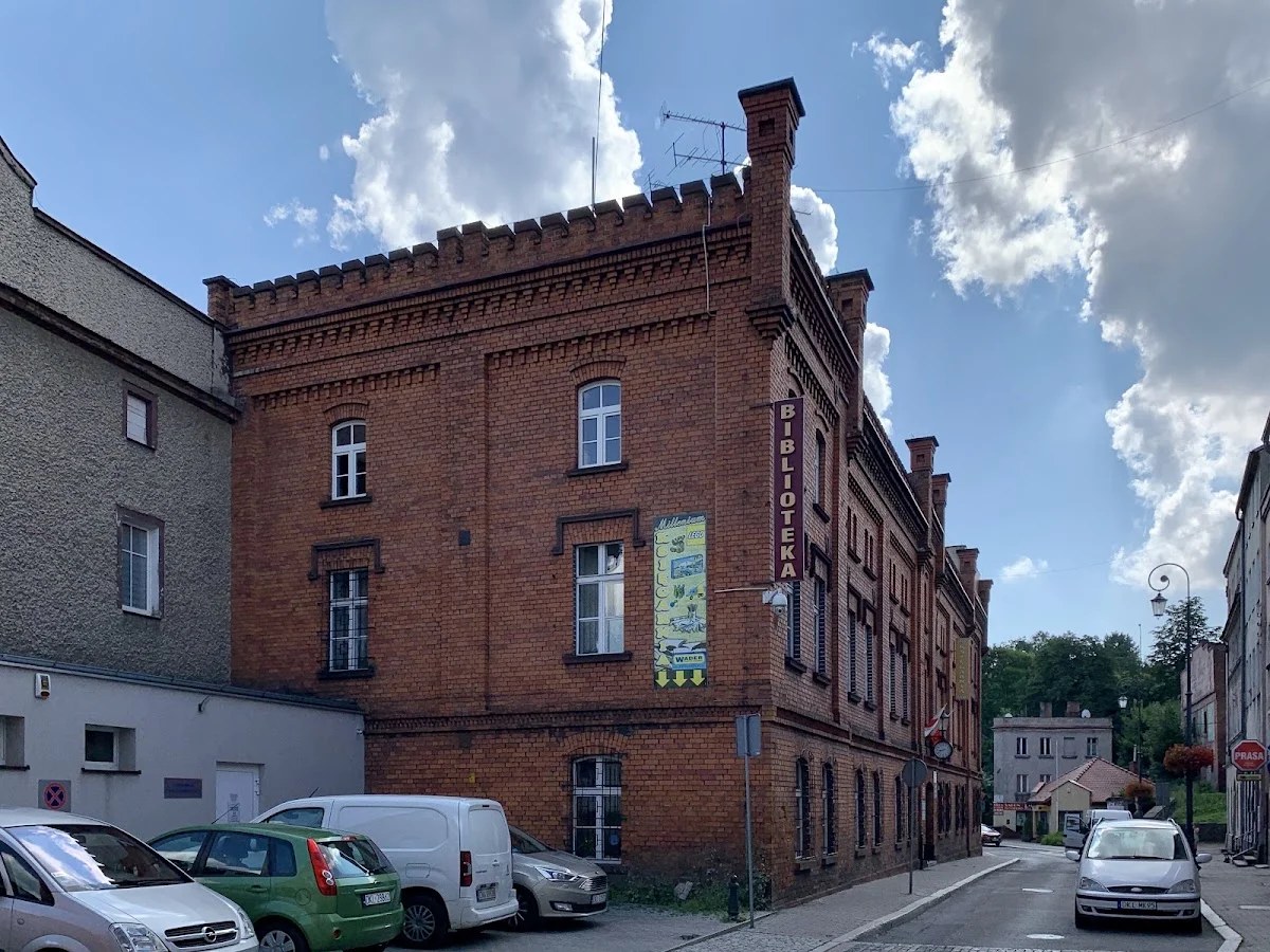 Budynek o historycznym charakterze pod lasem o zachodzie słońca pod niebem.