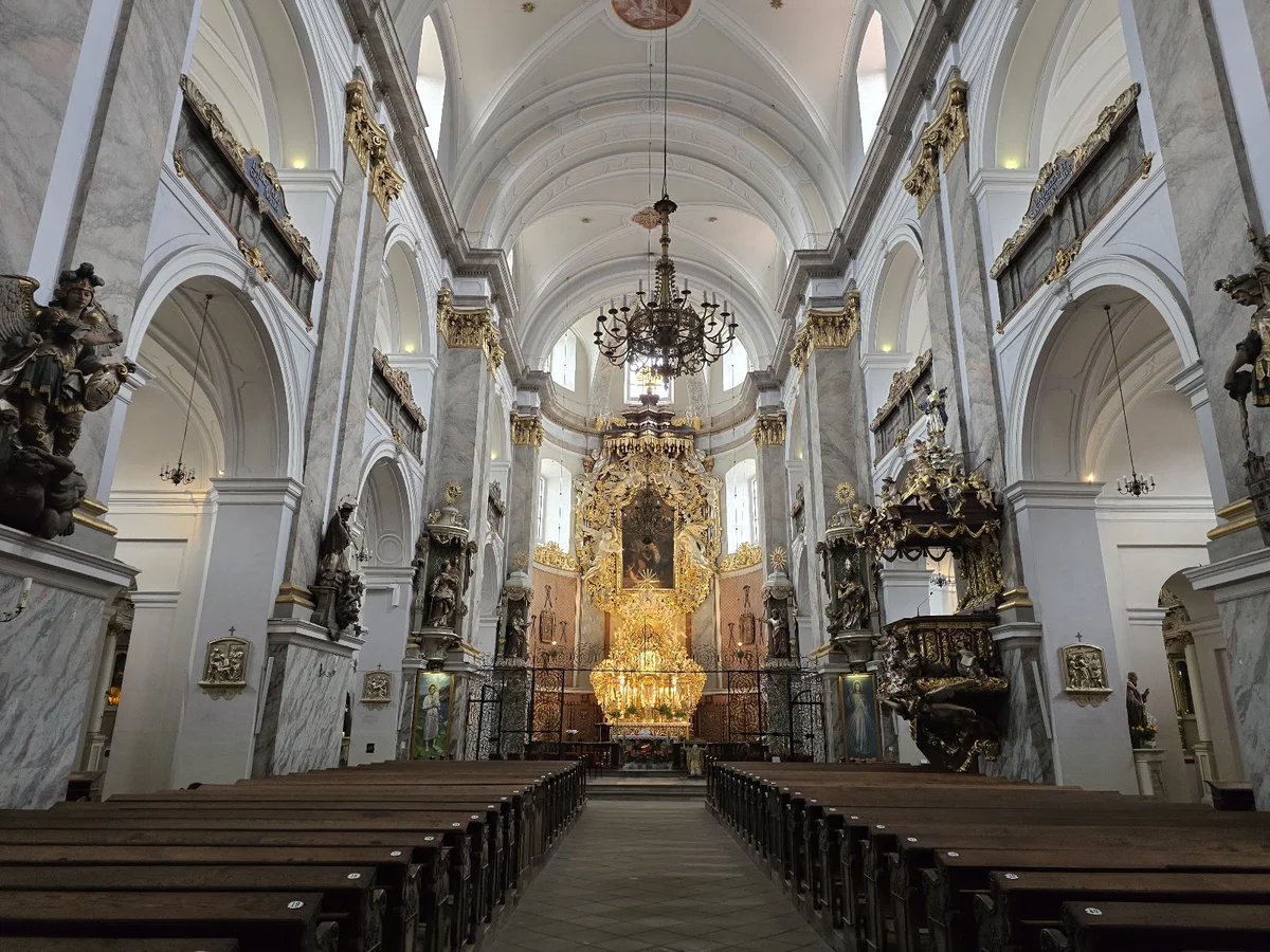Nawa główna bazyliki widziana od wejścia o tradycyjnym wystroju.