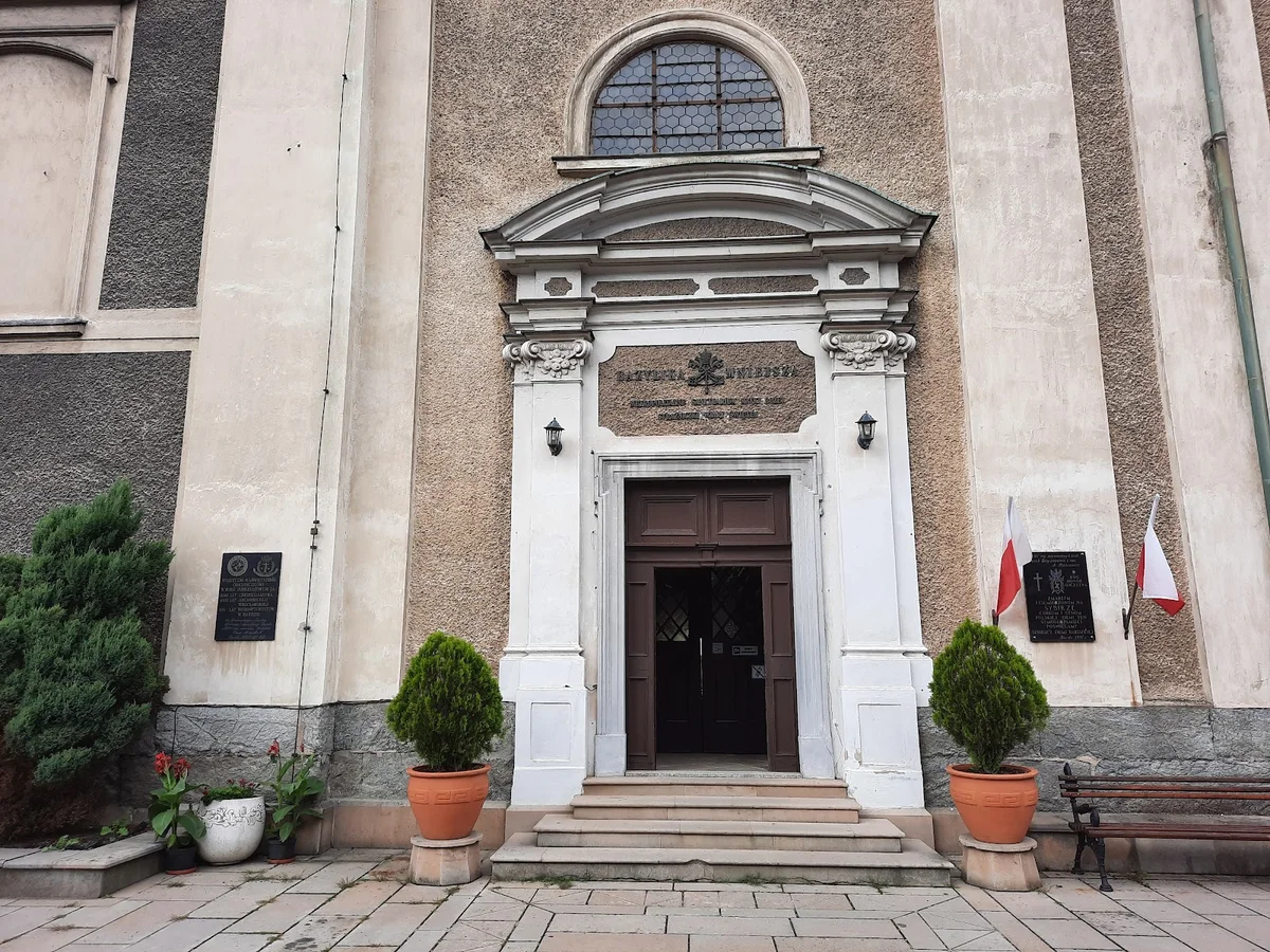 Zabytkowa fasada klasycystycznego kościoła pod niebem pod słońcem.