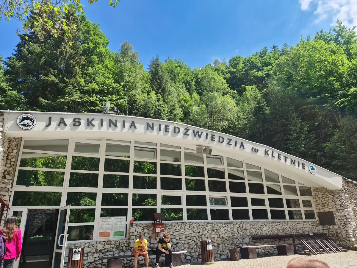 Fasada Jaskini Niedźwiedziej w Kletnie pod niebem pod słońcem o świcie.