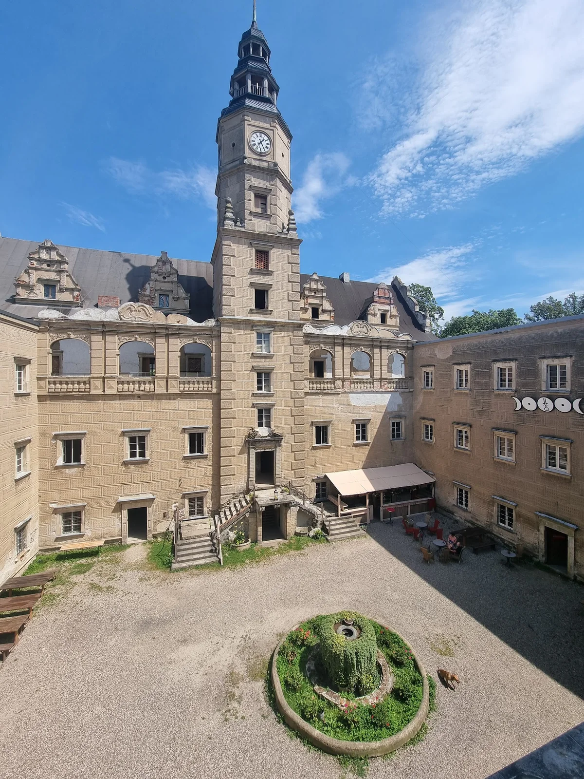 Dziedziniec zamkowy o słońcu pod niebem o świcie pod słońcem.