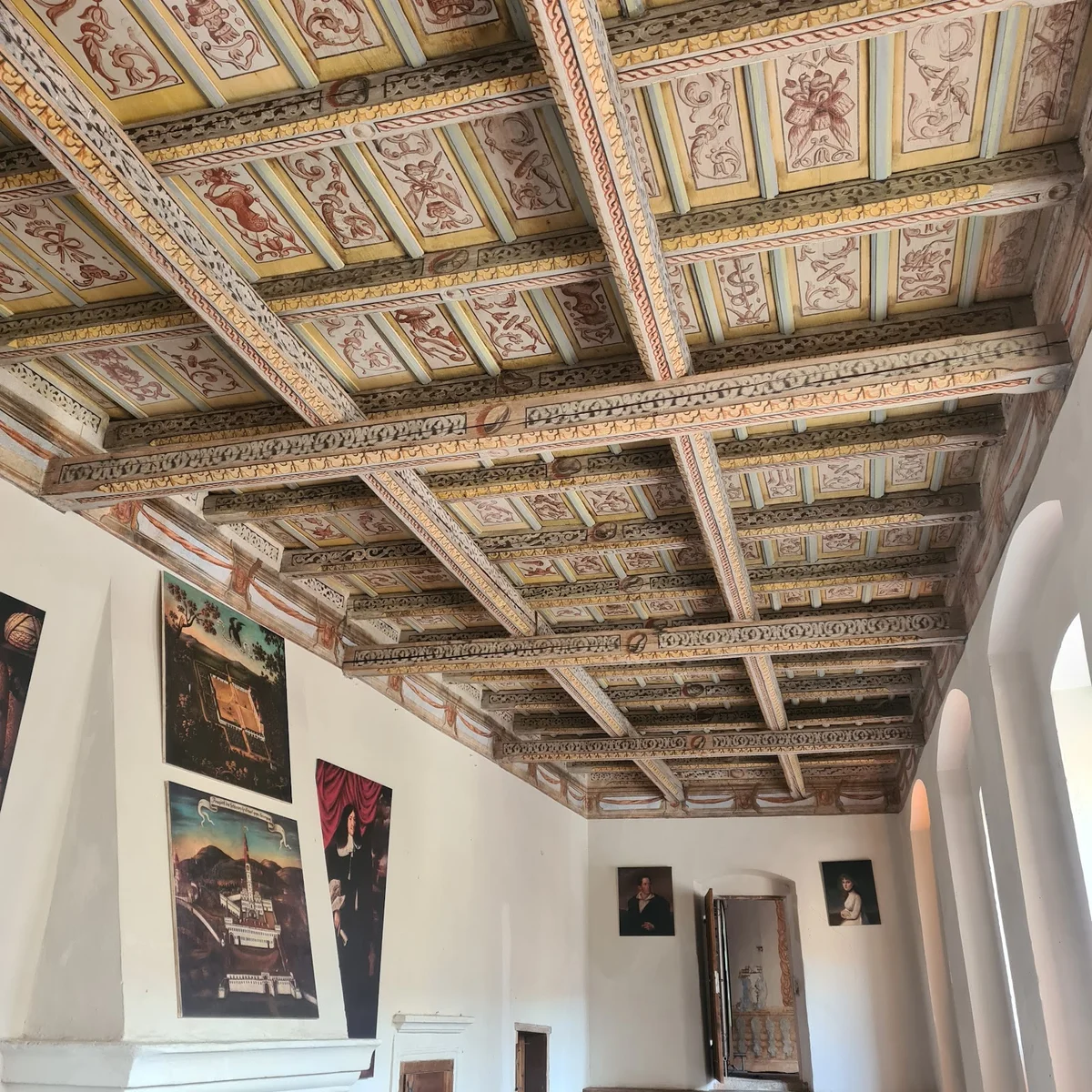 Sufit kasetonowy w zabytkowym gmachu o wysokim standardzie.