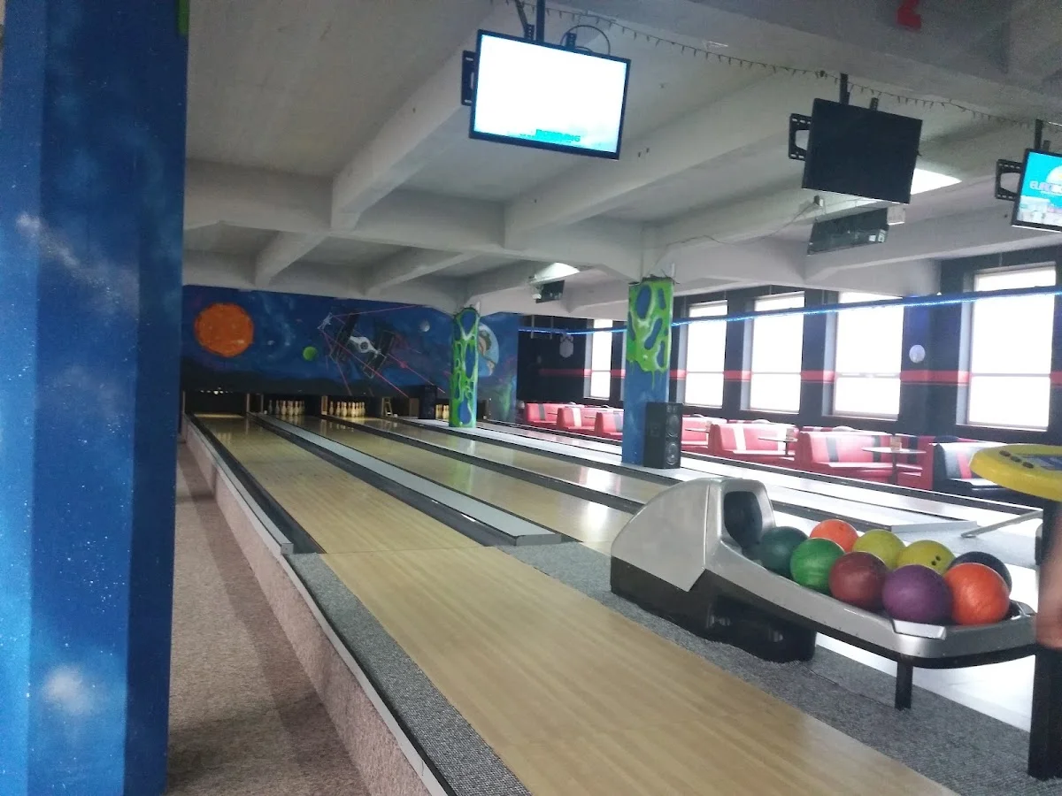 Wejście nastrojowe do kręgielni nastrojowe nastrojowe letem.