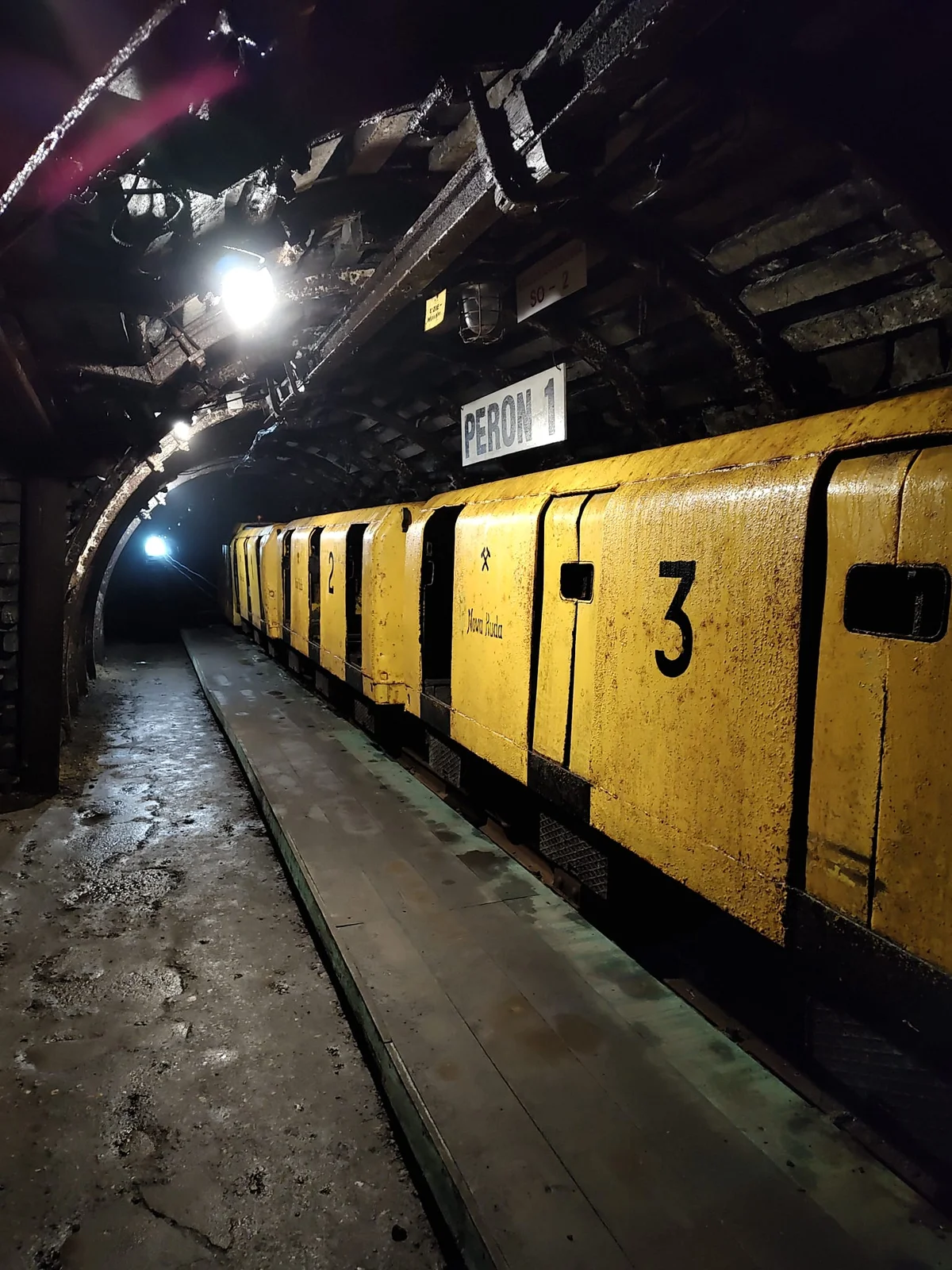 Długi nastrojowy oświetlony chodnik kopalniany nastrojowo letem.