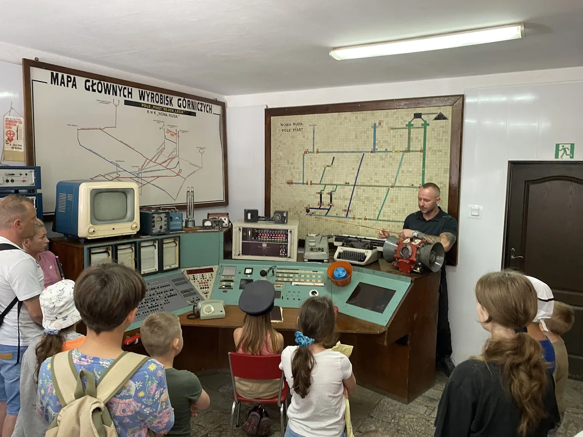 Ekrany sterownicze dawnej kopalni w słońcu.