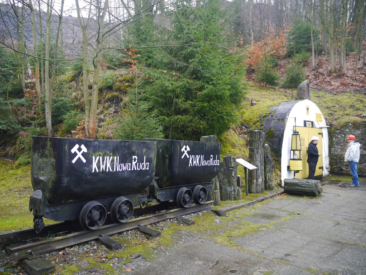 Sztolnia kopalniana z wagonikiem letnią porą.