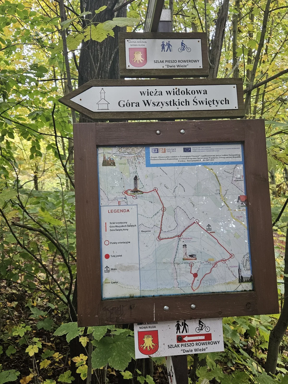 Tablica z mapą szlaków turystycznych letnią porą.