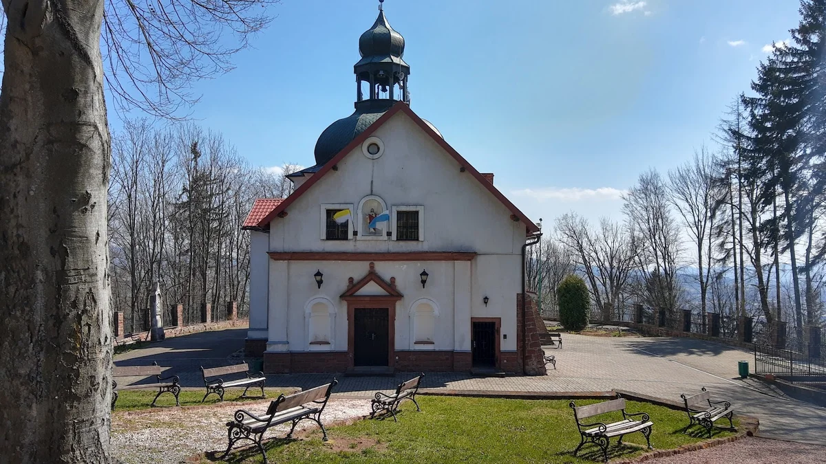 Mały kościółek o prostej bryle letem.