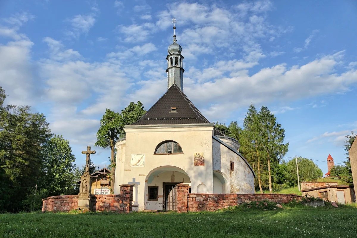 Cerkiew nastrojowa drewniana na tle błękitnego nieba w słońcu.