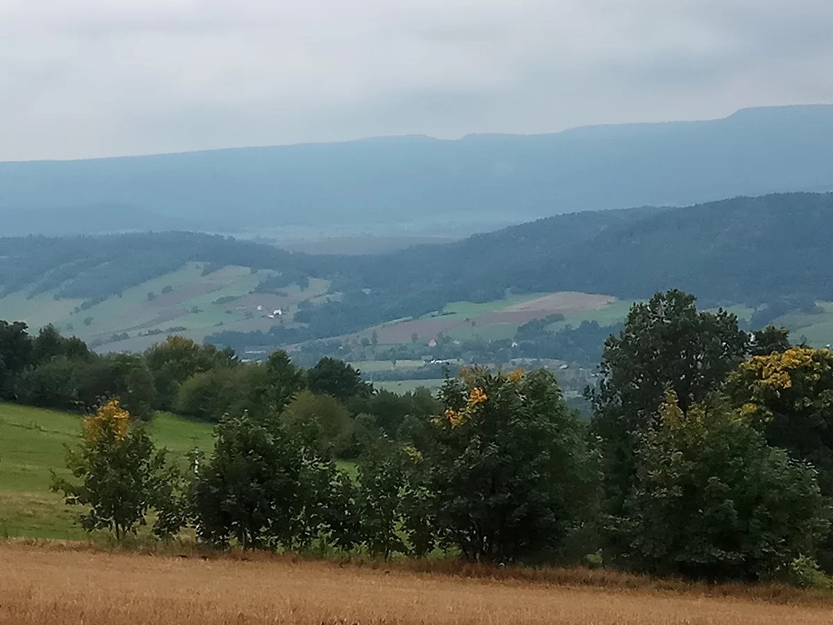 Widok na zamglone góry o poranku letem.