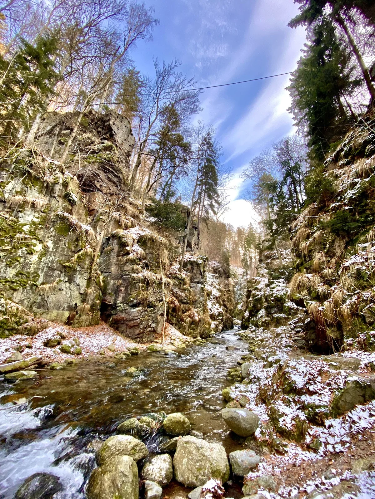 Błędne Skały letem - wąskie przejścia między skałami.