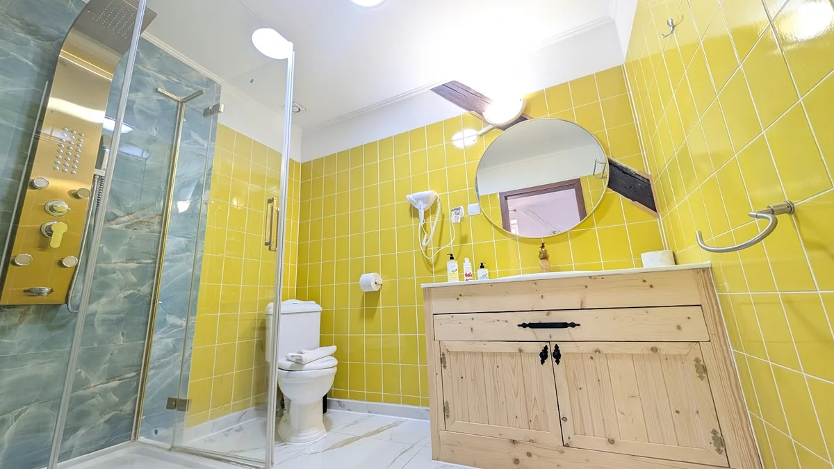 Nowoczesna łazienka w jasnych barwach w słońcu.