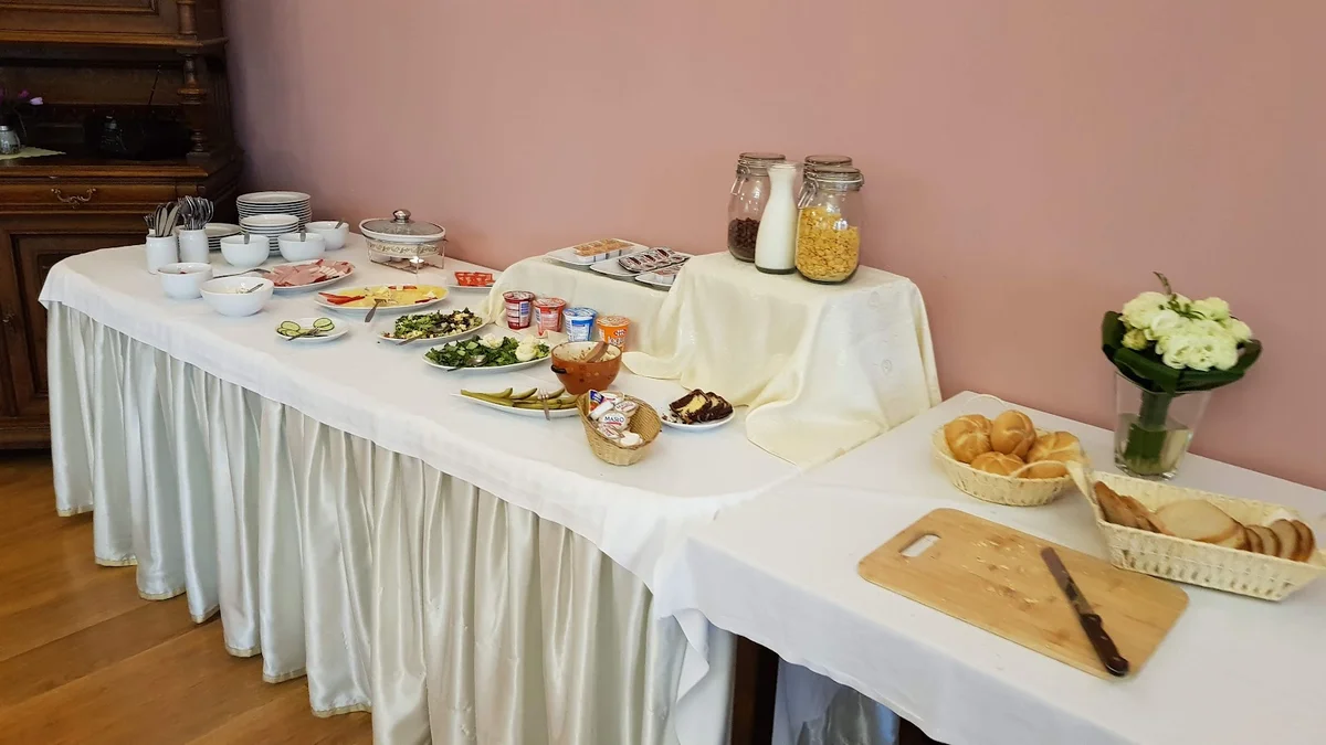 Długi stół z cateringiem na bankiet letnią porą.