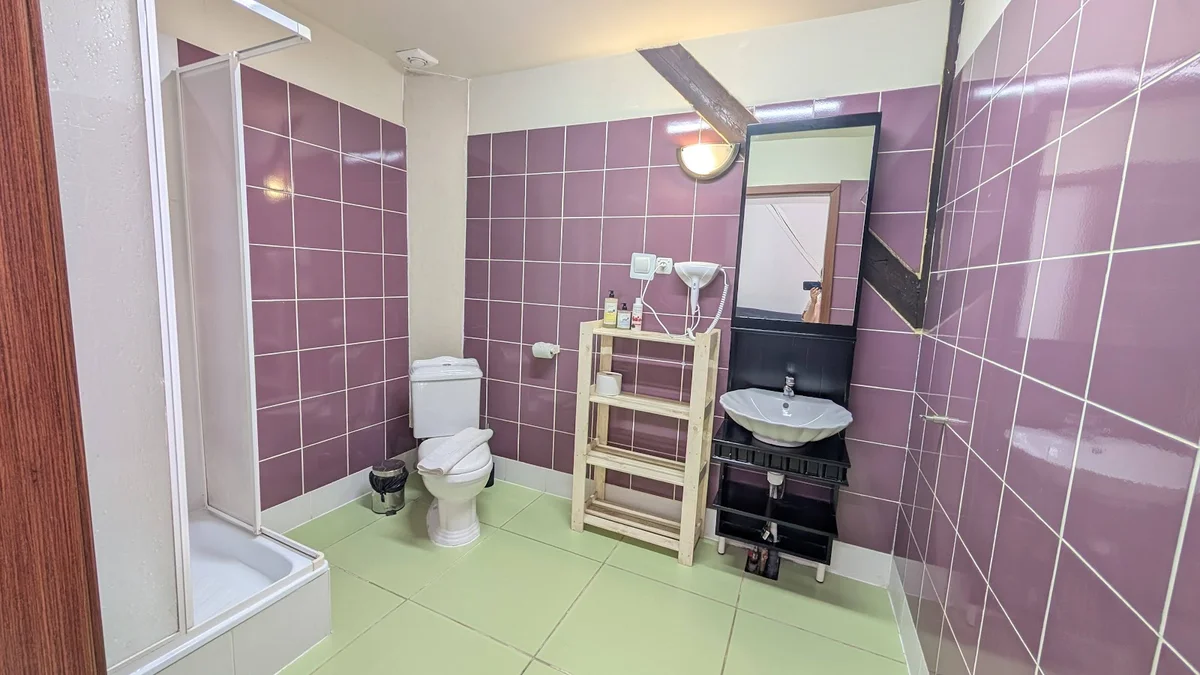 Stylowa łazienka z fioletowymi detalami letnią porą.